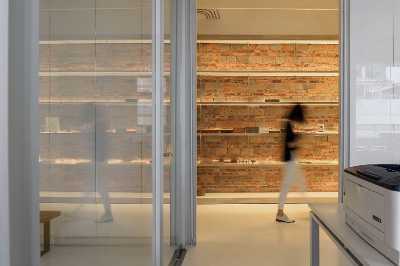 zid de cărămidă roșie oferă un contrast vizual și texturale la un interior &icirc;n alb 1