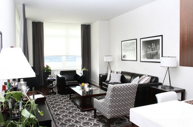 camera de zi si negru cu un strop de verdeață