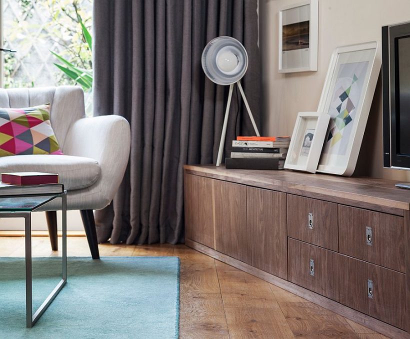 perdele gri sunt o alegere ideala pentru camera de zi la modă