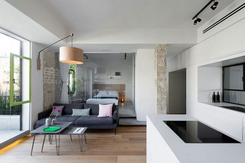 Personalizada, ahorro de espacio particiones Transform pequeño apartamento en Tel Aviv