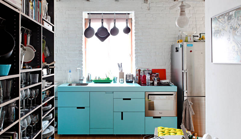 Creative uporabe brez kuhinjskih knjižne police in kavljev lahko dodate veliko prostora za majhno stanovanje kuhinjo. 