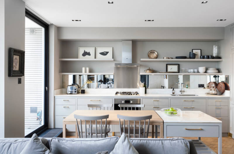 Dodaj plavajoče police za va&scaron;o kuhinjo steno premakniti elemente off pultu in na stenah. 