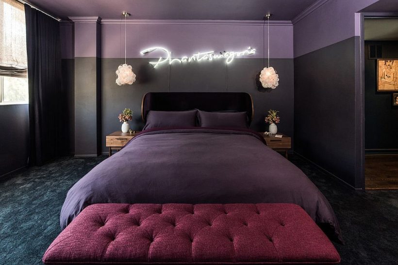 dormitorio elegante californiana en tonos de color púrpura brillante con iluminación